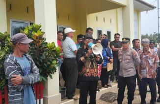 Ratusan warga mendatangi Kantor Walinagari Carocok Anau di Nagari Carocok Anau, Kecamatan Koto XI Tarusan, Kabupaten Pesisir Selatan, Selasa (17/10/2023). (/ist)