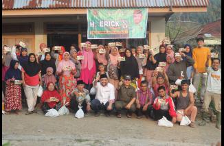 Foto Kunjungi 30 Titik dengan Ribuan Warga, Erick Disambut Antusias di Tanah Datar