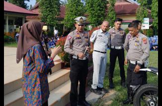 Jajaran Satuan Lalulintas  Polres Pessel blusukan ke SMA N 2 Painan, Jumat 13/10-2023. (ori)