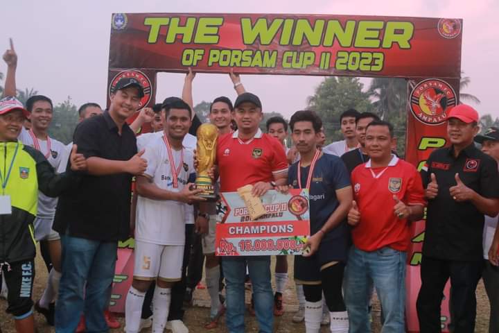 Bupati Dharmasraya, Sutan Riska Tuanku Kerajaan menutup Turnamen Sepakbola di Nagari Ampalu. (/ist)