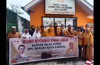 Ketua DPC Partai Hanura Kota Padang, Dr Dian Anggraini Oktavia, S.Sos, MSi melepas 10 jamaah umroh door prize Jalan Sehat Partai Hanura. (/ist)