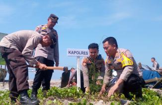 Polres Pasaman Barat melaksanakan kegiatan “Penanaman Sepuluh Juta Pohon Bersama Polri” yang berada di Muaro Tanjung Jorong Pondok, Nagari Ranah Pasisie, Kecamatan Sasak Ranah Pasisie, Kabupaten Pasaman Barat, Kamis (15/11/2023). (/ist) 
