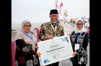 Foto Gubernur Sumbar Diberi Penghargaan sebagai Penggerak Pengelolaan Sampah Laut dari Kementerian KKP RI