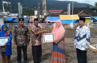 Hj Nevi jadi Pembina Upacara HUT PGRI dan serahkan Penghargaan kepada guru berprestasi, Sabtu 25/11-2023 di Talamau Pasaman Barat. (hd)