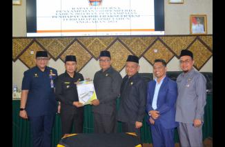 Wakil Wali Kota (Wawako) Padang Ekos Albar bersama Ketua DPRD Kota Padang Syafrial Kani diikuti para Wakil Ketua pengesahan tentang Rancangan APBD (RAPBD) Kota Padang TA 2024 di Ruang Sidang Utama DPRD, Kamis (30/11/2023). (/ist)