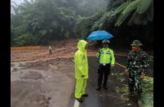 Kondis banjir membawa material longsor di ruas jalan Padang-Pekanbaru tepatnya di daerah Pangkalan Limapuluh Kota, Selasa 26/12-2023 pagi ini. (dok/ infopakjasman)