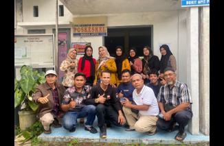 Masyarakat Peduli sampah Bukittinggi didampingi WALHI Sumbar bertekat jadikan sampah menjadi nilai tambah penghasilan warga. (dok)Membudayakan pengelolaan sampah warga peduli sampah bersama WALHI studi ke Dangau Inspirasi Uda Djoni di Padang. (dok)Sampah 