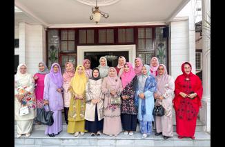 Foto Ny. Arie Ekos Albar Jamu Ketua GOW se-Sumbar