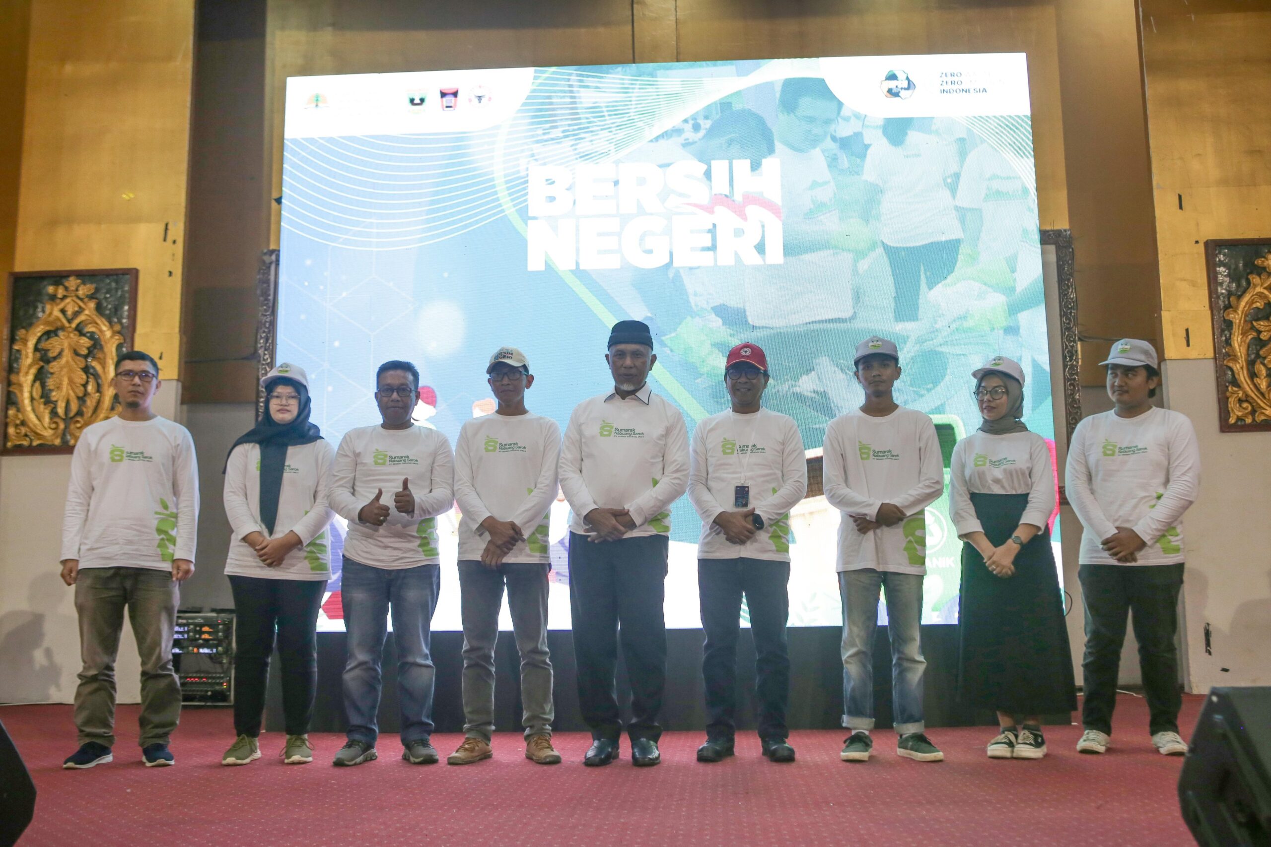 Foto Aksi Bersih Negeri di HPSN 2024, Gubernur Apresiasi Program Nabuang Sarok Semen Padang