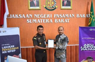 M Yusuf Putra terima penghargaan dari KP2KP Simpang Empat, Selasa 5/3-2024. (jonhar)