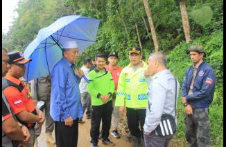 Bupati dan Kapolres Pasbar tinjau longsor di Rimbo Kejahatan, Jumat 8/3-2024. (tjg)