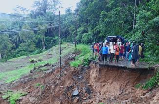 Jalan putus di Pasbar dampak bencana banjir dan longsor. (dok/jonhar)