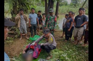 Penemuan mayat di aliran sungai di Pasbar, diduga korban terseret arus banjir, Jumat 8/3-2024. (dok)