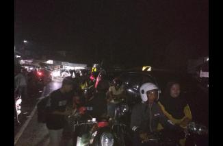 Macet di Jalinbar sejak ruas itu putus total akibat banjir. (dok/lbh)