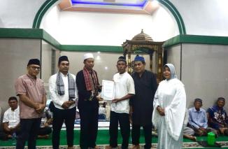 Wabup Pasbar serahkan bantuan masjid saat TSR ke Masjid Al Mujaddin Maligi, Sabtu 16/3-2024. (tj)