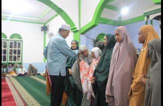Hansuardi saat Safari Ramadhan di Masjid Al Fallah beri santunan kepada hafidz Al Quran, Selasa 19/3-2024. (tj) 