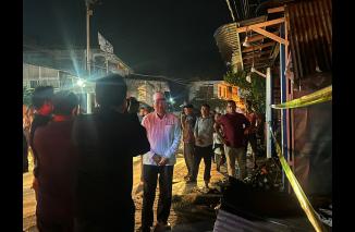 Bupati Pasbar Hamsuardi datangi lokasi kebakaran hanguskan 4 unit Ruko di Ujung Gading, Rabu 20/3-2024 malam.
