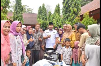 Sutan Riska antar langsung bantuan 