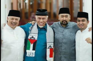 Gubernur Mahyeldi dan Audy diapit Zul Elfian dan Rahmadani, Senin 25/3-2024. (romi)