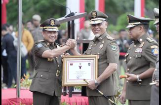 Foto Mendagri Tito Karnavia Berikan Penghargaan Katua Bhakti Peduli Satpol PP Kepada Gubernur Mahyeldi
