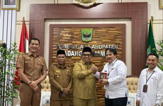 Foto Bupati, Wakil Bupati, dan Sekretaris Daerah Padang Pariaman Terima Bukti Laporan SPT