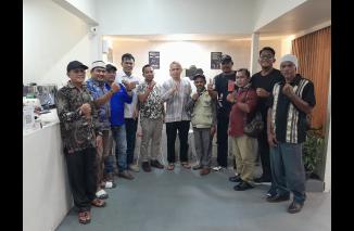 Kuatkan silaturahmi Kapolsek dan Camat Talamau Babuko Basamo dengan awak media, Senin 1/4-2024. (tjg)