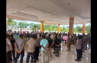 Soal tanah, masyarakat demo Bupati Pasaman Barat, Rabu 3/4-2024. (jonhar)