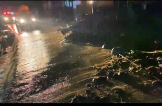 Banjir karena hujan deras dan luapan sungai terjang Talamau dan banyak daerah lain di Pasbar, Rabu 3/4-2024 malam ini. (jonhar)