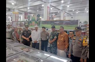 Hamsuardi dan stakeholder holder terkait harga bahan pokok kebutuhan rakyat, inten lakukan Pemantauan, Kamis 4/4-2024.(jonhar)