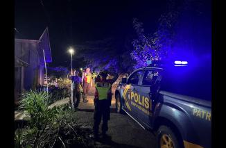 Peronel Polres Pasbar patroli keliling ke perumahan yang banyak warganya mudik lebaran. (jonhar) 