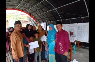 Hj Nevi kunjungi Posko korban banjir Lahar dingin, berdialog dan serahkan paket lebaran. (hd) 