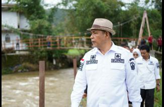 Gercep, OTEWE Sumbar Epyardi Asda langsung ke lokasi banjir di Salimpek dan Talang Babungo, Rabu 18/4-2024. (romi) 