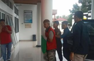 Eks Wali Nagari ditahan Jaksa setelah buron puluhan tahun, Jumat 19/4-2024. (jonhar) 