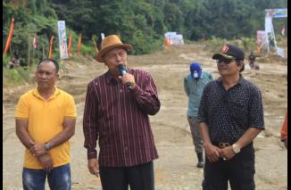 Foto Bupati Pasaman Barat Didampingi Owner Peridon Membuka Grasstrack Open Sumatera