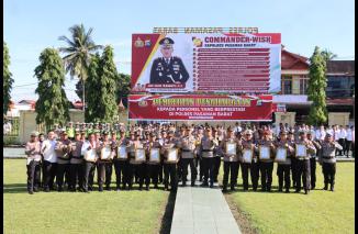 Kapolres Pasbar beri penghargaan ke personilnya, Senin 29/4-2024. (dok) 