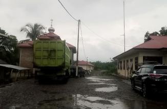 Satu truk diamankan di Polsek Tigo Nagari pasca gerebek aktivitas yang ilegal oleh Satreskrim Polres Pasaman, Kamis 25/4-2024. (hsg) 