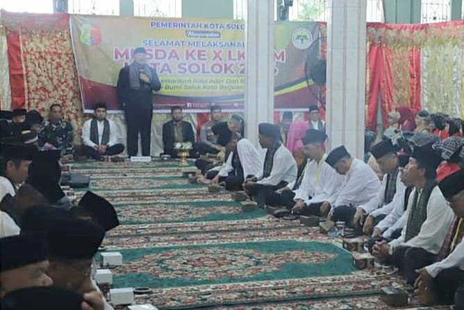 Foto Wako dan Wawako Hadiri Lokakarya dan Musda  LKAAM Kota Solok 2024