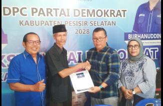 Kerenn, Sekda Tanah Datar Iqbal daftar Cabup Pessel, Senin 6/5-2024.(adr) 