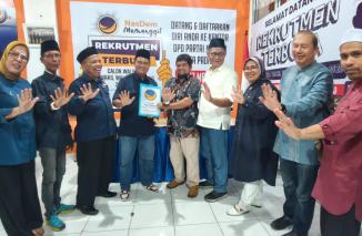 dr Herman Anwar saat menyerahkan berkas pendaftaran ke DPD Partai Nasdem Kota Padang didampingi sejumlah tokoh masyarakat, Senin (6/5). 