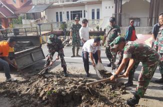 Diinisiasi Dandim, tentara bersama rakyat gotong royong singkirkan bongkahan beton menahun di jalan raya Lubuk Sikaping Pasaman, Rabu 7/5-2024. (fjr) 