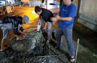 Suasana pengerjaaan pemecahan beton halangi jalan raya Selasa malam. (kmf/psm)