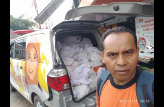 Bantuan Hj Nevi k3
kepada korban banjir di Agam beberapa waktu lalu. (hd)