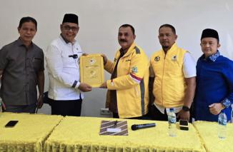 Epyardi Asda (dua dari kiri) datangi Partai Golkar, mendaftar Cagub dan ajak Golkar bangun Koalisi Besar di Pilkada Sumbar 2024, Senin 6/5-2024. (ck) 