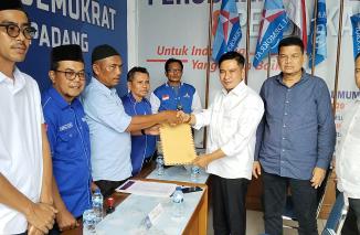 Foto Ekos Daftar Ke Partai Demokrat