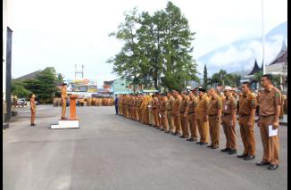 Bupati Pasaman Sabar AS pimpin apel organik awal 2024, ingatkan ASN akan tahun politik, Selasa 2/1-2024. (dok/fjr)