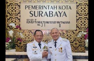 Bupati Sabar AS salam komando dengan Mendagri Tito pda peringatan Hari Pada di Surabaya, 25/4-2024. (fjr)