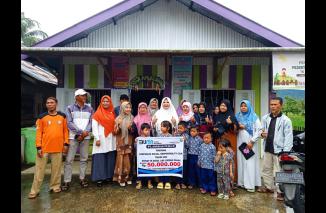 Hj Nevi serahkan  bantuan kerjasama Angkasa Pura ke TK Darul Ilmi Agam. (dok) 