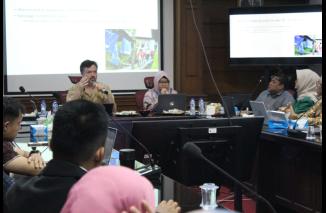 Prof Edward Aspinal kupas politik uang pada Seminar digelar Departemen Ilmu Politik UNAND, Kamis 27/6-2024. (dok)
