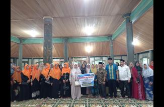 Hj Nevi serahterima kan TSJL Pegadaian rehab surau di Lambah Ampek Angkek Agam. (hd)
