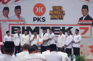 Penyerahan SK Bacagub & Wagub Sumbar Bapak H. Mahyeldi & Bapak Vasko untuk Pilkada Sumbar 2024 oleh Presiden PKS, Ancol 25/7-2024.(dok)